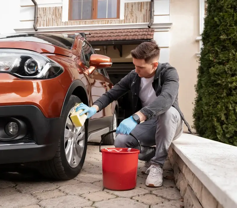 Lavage auto à domicile Arbonne : professionnel intervenant sur un véhicule